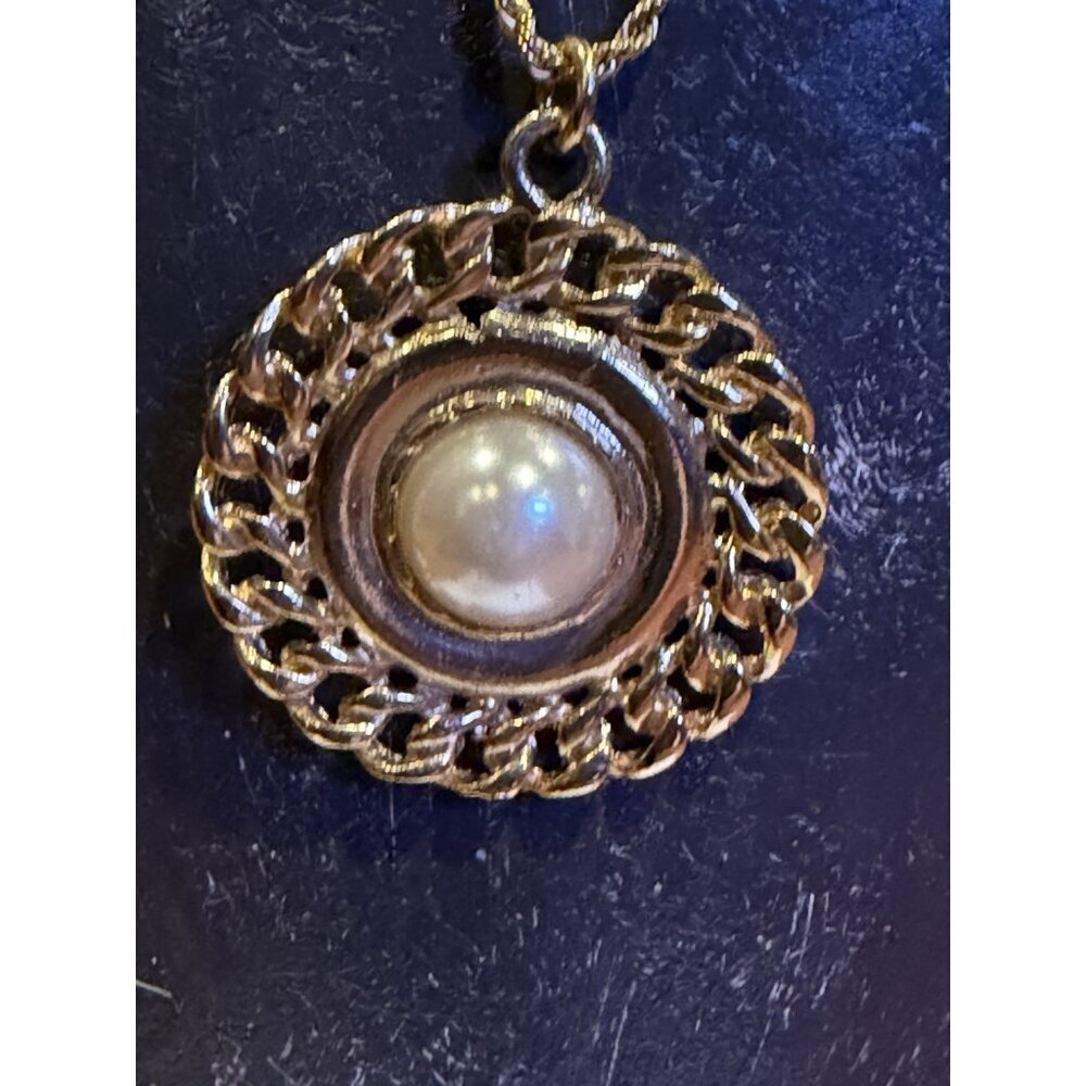 TRIFARI GOLD ROPE CHAIN ROUND MEDALLION FAUX PEARL PENDANT NECKLACE ROMANESQUE - Picture 9 of 9